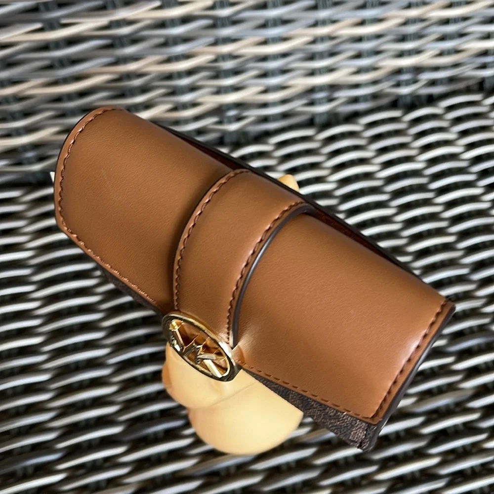 MICHAEL KORS CARMEN MEDIUM LOGO AND FAUX LEATHER WALLET BROWN